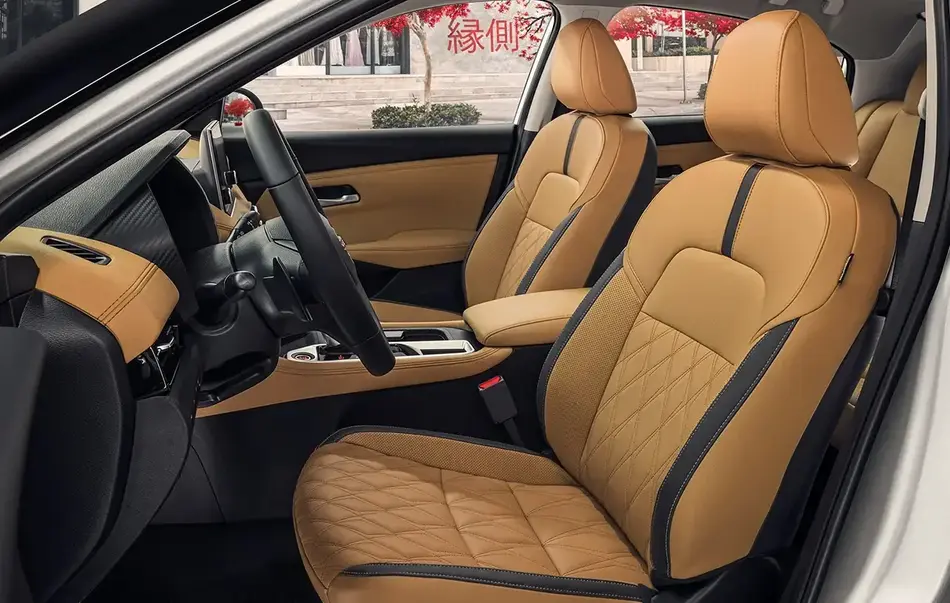 Interior do Nissan Sentra 2026 com bancos em acabamento premium